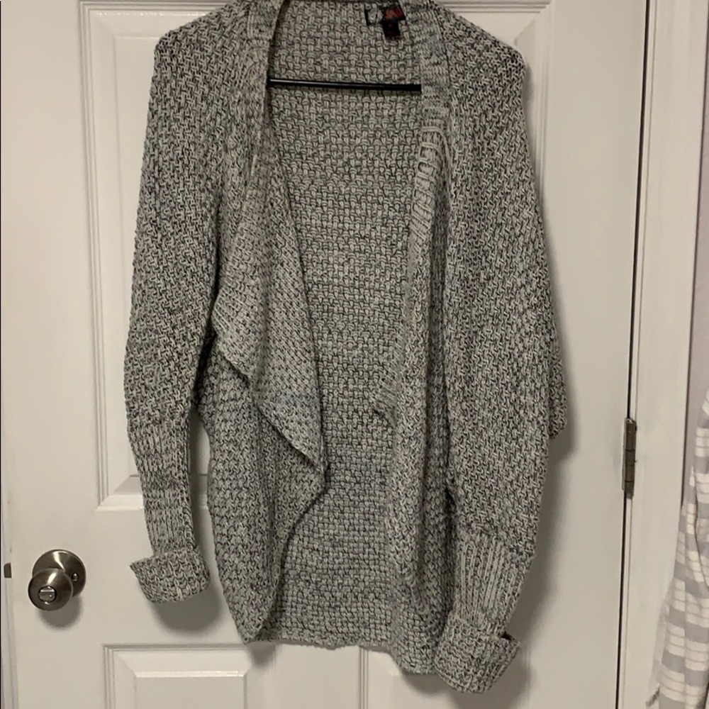 Perfect sweater. Size M black and white